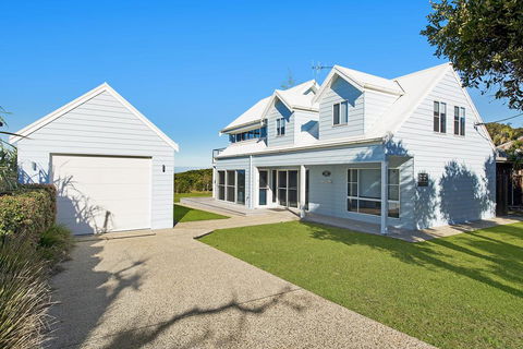 Middle Rock Beach House - Beach Front, Lake Cathie - Tourism Noosa 0