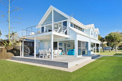Middle Rock Beach House - Beach Front, Lake Cathie - Tourism Noosa 2
