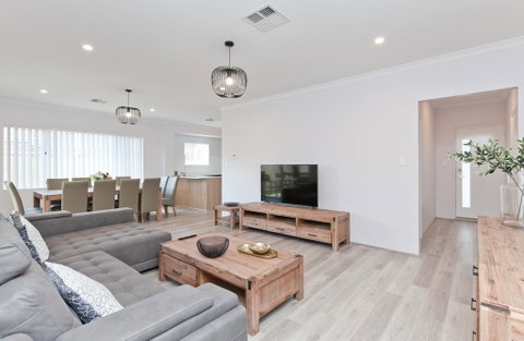 Modern And Spacious Home Near Curtin University - Tourism Noosa 0