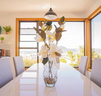 Moonah House-10 mins to CBD  MONA 4BR 2 BATH great view park 3 cars sleep 11 king bed en-suite - Tourism Noosa