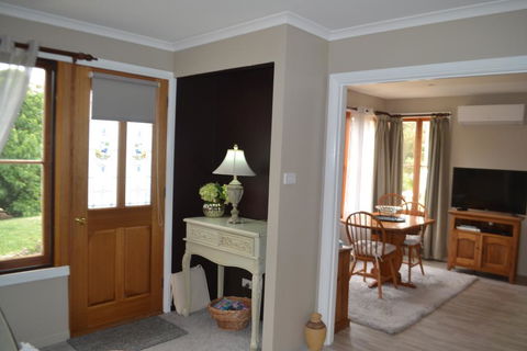 Mulberry Cottage Unique B&B Accommodation - Tourism Noosa 2