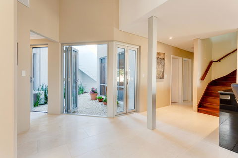 Cottesloe Contemporary Villa - Tourism Noosa 11