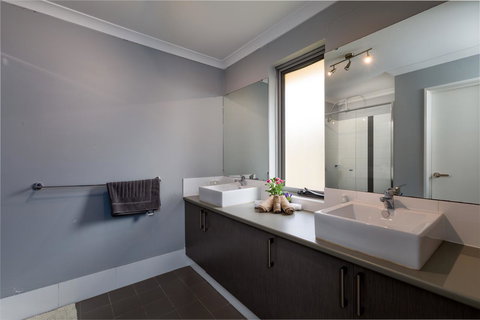 Rainbow Dream House - Tourism Noosa 8