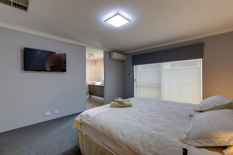 Rainbow Dream House - Tourism Noosa 7