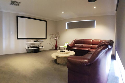 Rainbow Dream House - Tourism Noosa 22