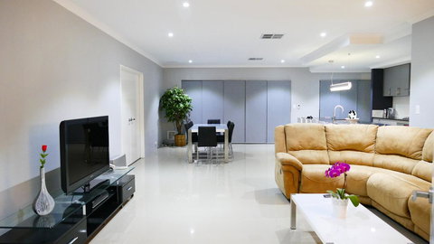 Rainbow Dream House - Tourism Noosa 9