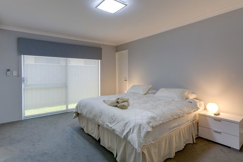 Rainbow Dream House - Tourism Noosa 6