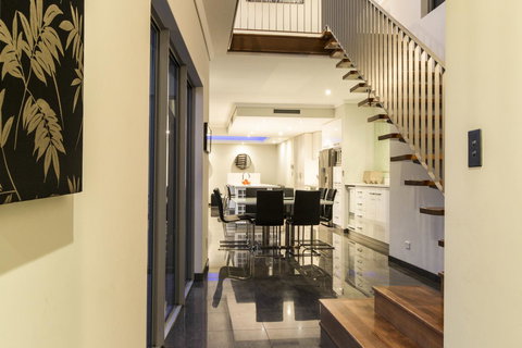 Ambar Villa Between City And Freo - Tourism Noosa 17