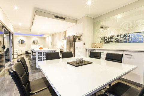 Ambar Villa Between City And Freo - Tourism Noosa 10