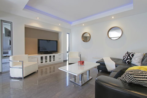 Ambar Villa Between City And Freo - Tourism Noosa 2