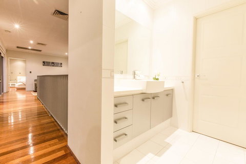 Ambar Villa Between City And Freo - Tourism Noosa 18