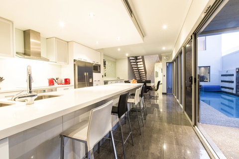 Ambar Villa Between City And Freo - Tourism Noosa 13