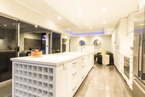 Ambar Villa Between City And Freo - Tourism Noosa 11