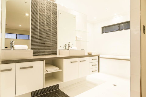 Ambar Villa Between City And Freo - Tourism Noosa 25