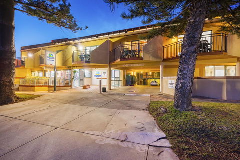 Cottesloe Beach Chalets - Tourism Noosa 6