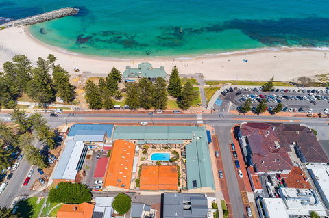 Cottesloe Beach Chalets - Tourism Noosa 12