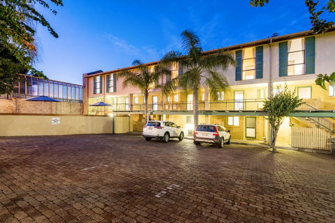 Cottesloe Beach Chalets - Tourism Noosa 9