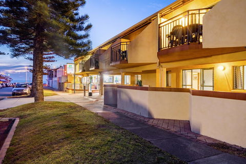 Cottesloe Beach Chalets - Tourism Noosa 4