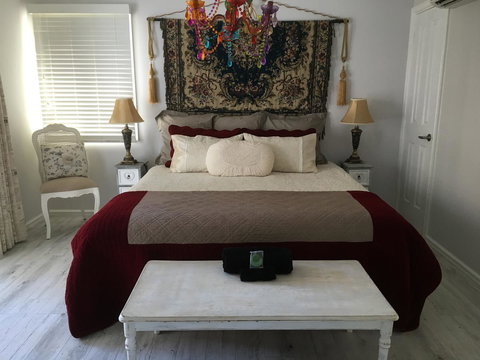 Applegate Lane Chalet - Tourism Noosa 0