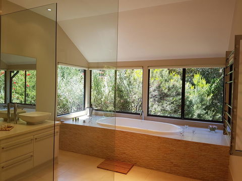 Jarrah Grove Forest Retreat - Tourism Noosa 1