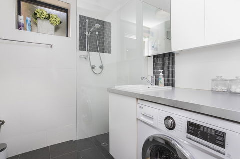 Gorgeous 26 1 Bed Designer Fitout Perfect Location - Tourism Noosa 5