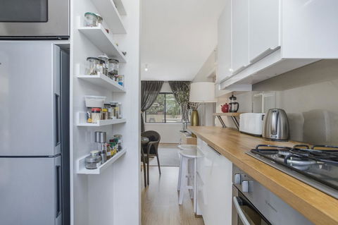 Gorgeous 26 1 Bed Designer Fitout Perfect Location - Tourism Noosa 7