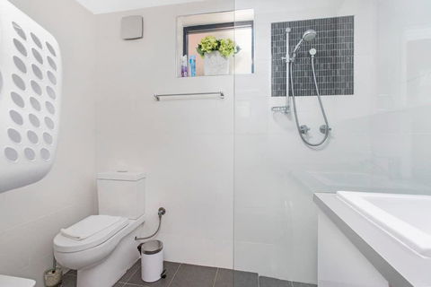 Gorgeous 26 1 Bed Designer Fitout Perfect Location - Tourism Noosa 42