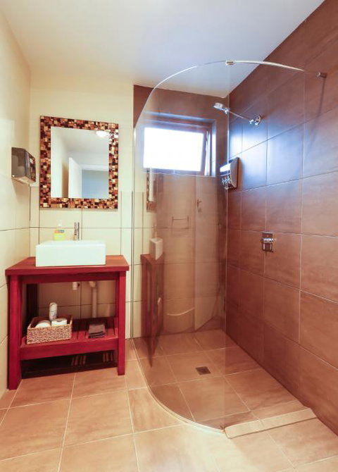 Waikiki Beach Bed And Breakfast - Tourism Noosa 5