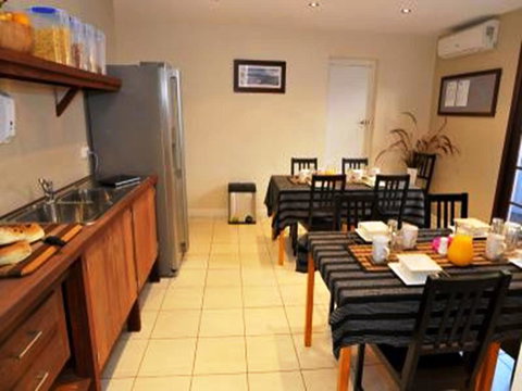 Waikiki Beach Bed And Breakfast - Tourism Noosa 13