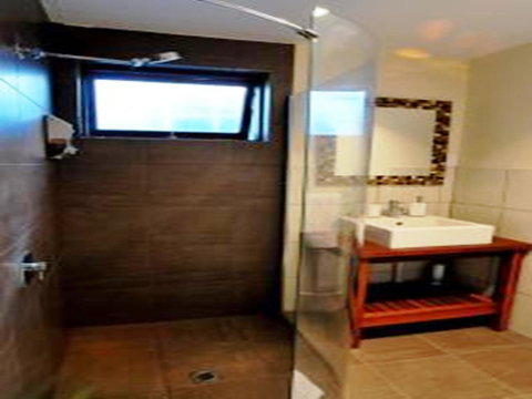 Waikiki Beach Bed And Breakfast - Tourism Noosa 11