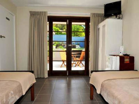 Waikiki Beach Bed And Breakfast - Tourism Noosa 14