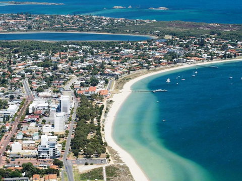 Waikiki Beach Bed And Breakfast - Tourism Noosa 17