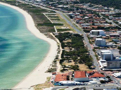 Waikiki Beach Bed And Breakfast - Tourism Noosa 16