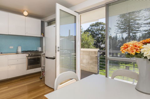 Cottesloe Tree Top Studio - Executive Escapes - Tourism Noosa 5