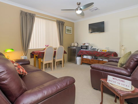 Ascot On Swan Bed & Breakfast - Tourism Noosa 4
