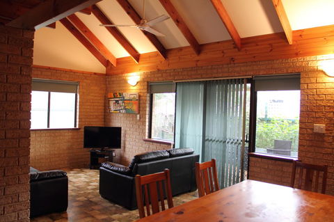 Kestrel Chalets - Tourism Noosa 8
