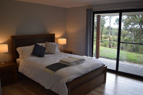 Eagle Bay House - Tourism Noosa 4