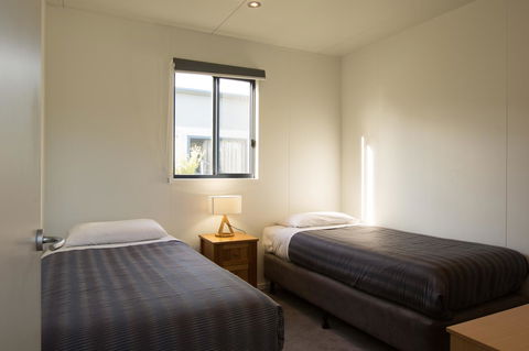 Swansea Beach Chalets - Tourism Noosa 3