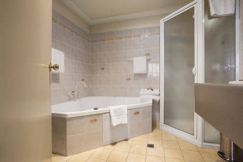 Hadley\'s Orient Hotel - Tourism Noosa 19