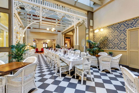 Hadley\'s Orient Hotel - Tourism Noosa 2