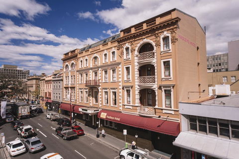 Hadley\'s Orient Hotel - Tourism Noosa 0