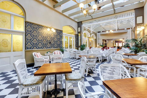 Hadley\'s Orient Hotel - Tourism Noosa 1