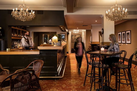 Hadley\'s Orient Hotel - Tourism Noosa 15