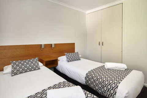 Elphin Serviced Apartments - Tourism Noosa 24