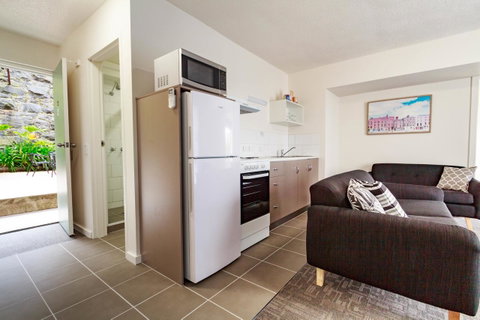 Adina Place Motel Apartments - Tourism Noosa 16