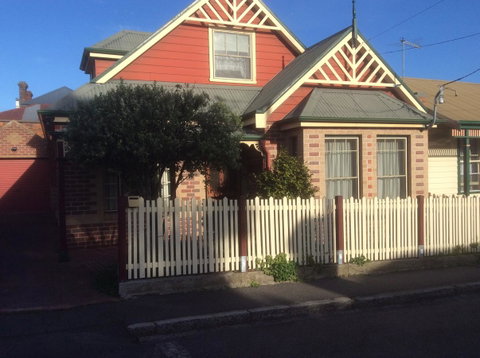 City Townhouse Walking Distance To City - Tourism Noosa 0