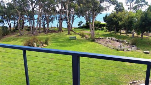 Four Seasons Waterfront Villas - Tourism Noosa 0