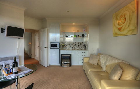 Sheer Pleasure Accommodation - Tourism Noosa 3