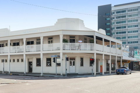 Newmarket Hotel - Tourism Noosa 2