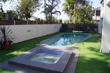 Noosa Parade Holiday Inn with Tourism Noosa